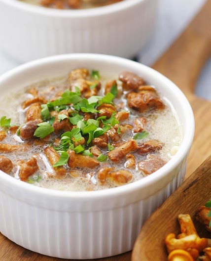 Pilzsuppe mit Sauerrahm und Petersilie