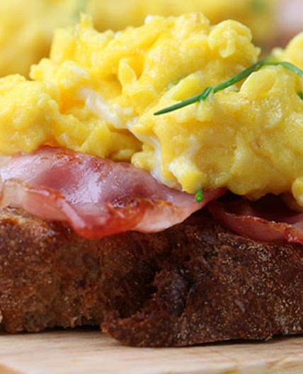 Cheesy scrambled eggs with bacon recipe