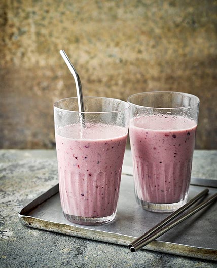 Kefir, banana, almond and frozen berry smoothie
