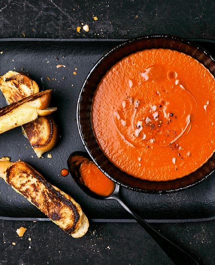 Tomatensuppe mit Käsestängeln