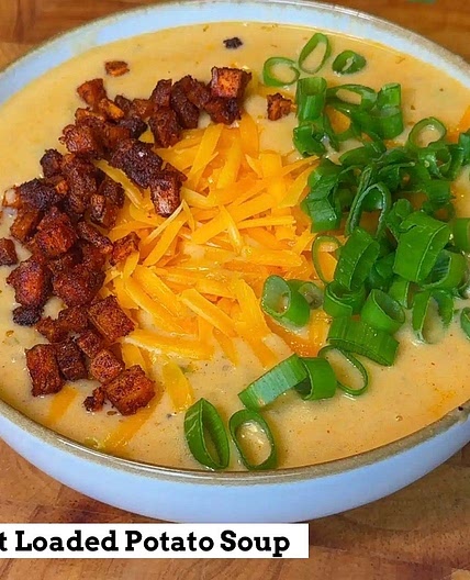 Beladene Kartoffelsuppe mit knusprigen Kartoffelschalen