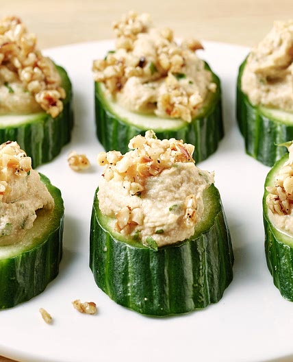 Gurken-Hummus-Häppchen mit Haselnuss-Crunch (61 kcal p.P.)