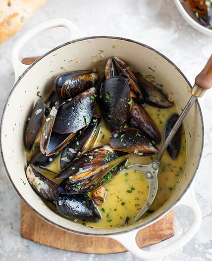 Mussels with white wine, garlic & cream
