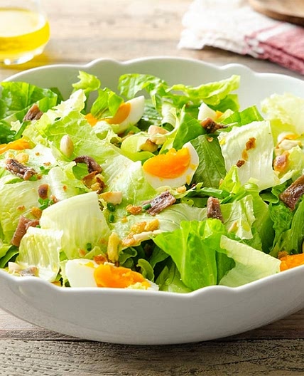 Insalata con uova, pane e mandorle