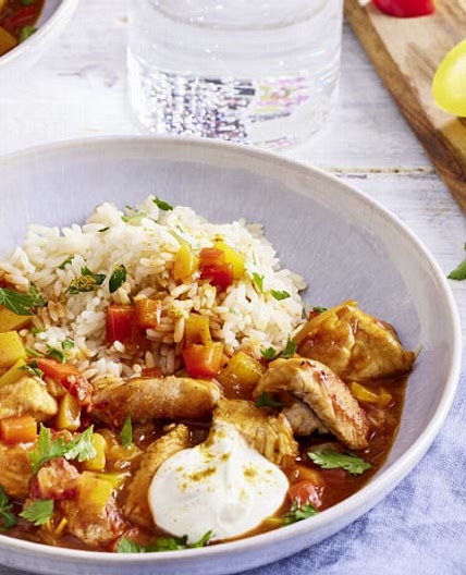 Feines Putengulasch mit Paprika und Reis