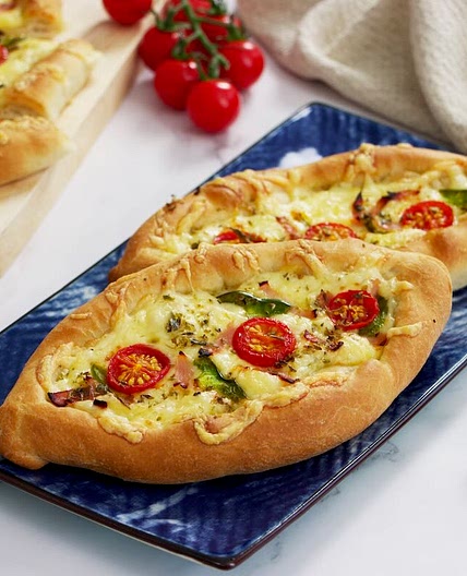 Greek Pizza Boat (Peinirli)