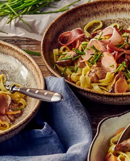 Nudeln mit Pfifferling-Rahm-Sauce und Schwarzwälder Schinken