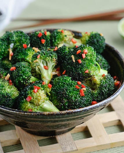 Garlic, chilli and broccoli stir-fry