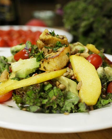 Salade de chou Kale au poulet citronné: recette gourmande et légère