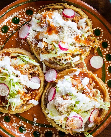 Sopes de pollo (chicken sopes)