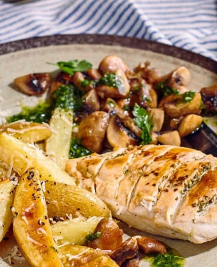 Rosmarinhähnchen mit Parmesanpommes, Champignons und Kräuter-Knoblauch-Öl