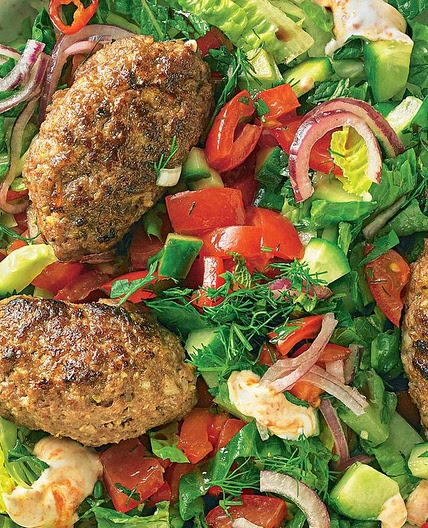 Türkischer Salat mit Köfte