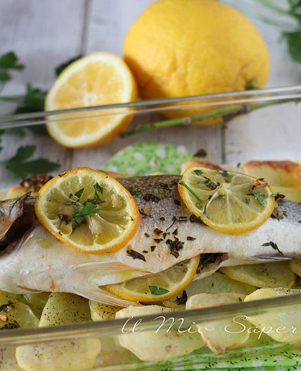 SPIGOLA al FORNO con PATATE e LIMONE ricetta facile