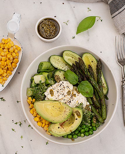 Gemüsebowl mit Walnussdressing & Kräuterpesto