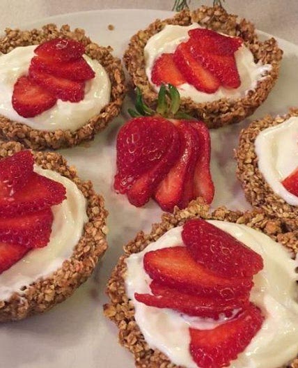 Cestini di avena con yogurt greco e fragole