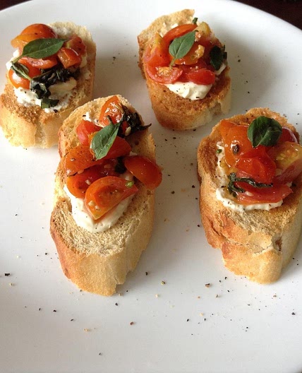 Receita de Pão torrado com queijo e tomate