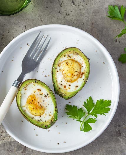 Ketogenes, vegetarisches Gericht mit Avocado
