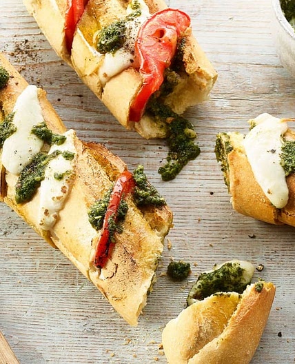 Grillierte Tomaten-Mozzarella-Baguettes mit Pesto