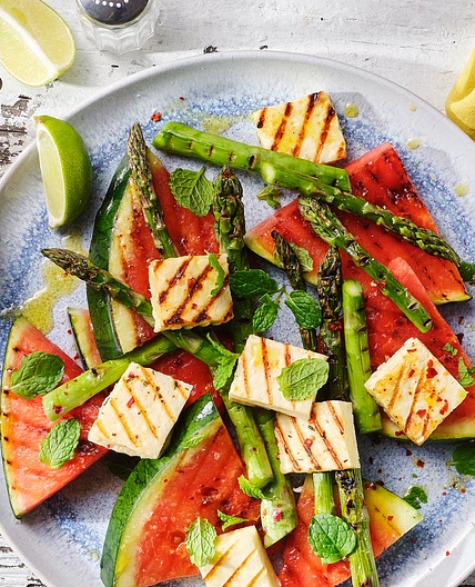 Gegrillter Melonen-Spargelsalat mit Halloumi