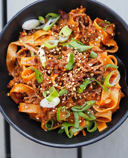 Scharfe koreanische Gochujang-Hack-Nudeln
