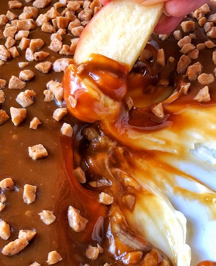 Easy No-Bake Caramel Cheesecake Apple Dip (4 ingredients)