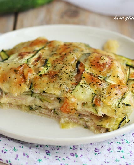 Parmigiana bianca di zucchine crude che cuoce direttamente in forno