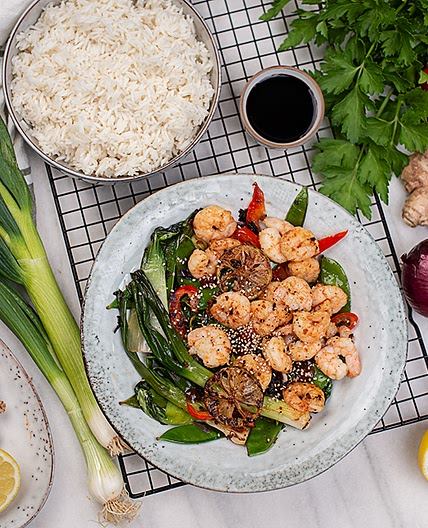 Gebratene Garnelen asiatisch mit Gemüse und Reis