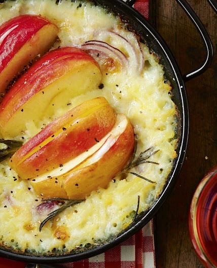 Raclette-Kartoffelgratin mit Bratäpfeln