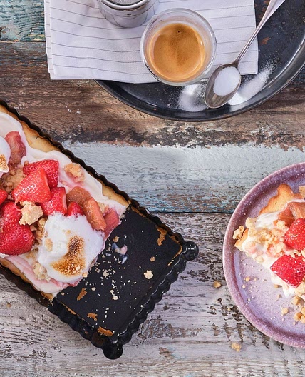 Saftiger veganer Erdbeer-Rhabarber-Kuchen mit Streuseln und Baiser