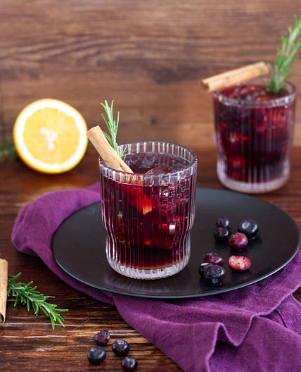 Heidelbeer-Mocktail mit Zimt