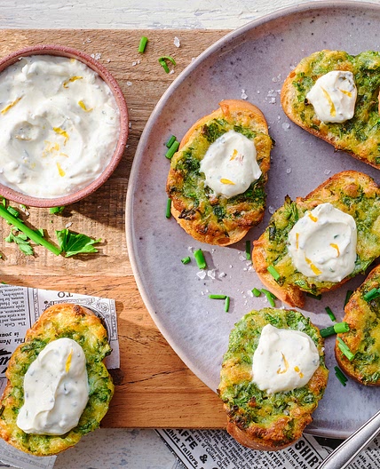 Knoblauch-Käse-Brot mit Quark-Topping