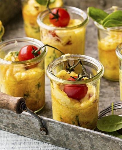 Eiermuffins mit Tomaten und Spinat