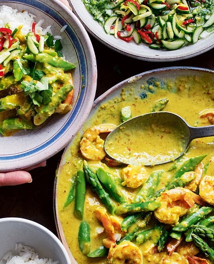 Fresh turmeric and peppercorn curry with prawns and asparagus