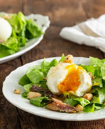 Insalata con uova barzotte, acciughe e mandorle