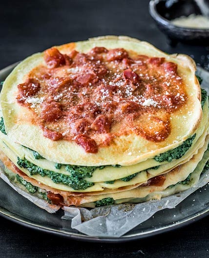 Omeletten-Torte mit Ricotta und Spinat
