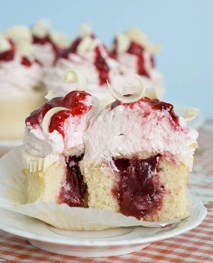 White Chocolate Strawberry Cupcakes