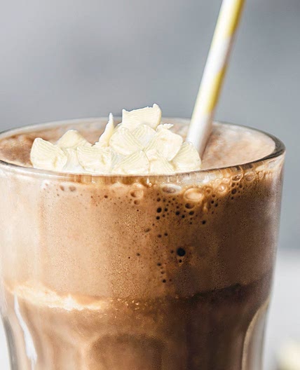 Geeister Kaffee mit weißer Schokolade