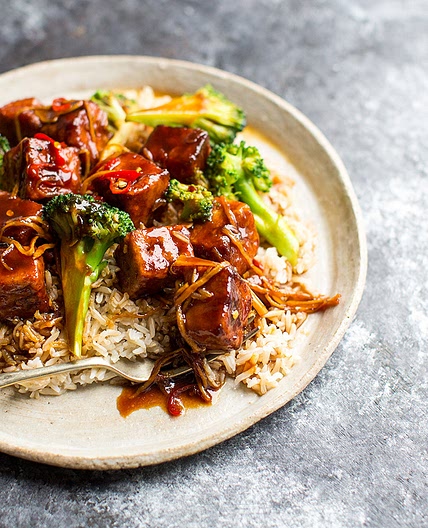 Salteado de tofu frito al estilo General Tso