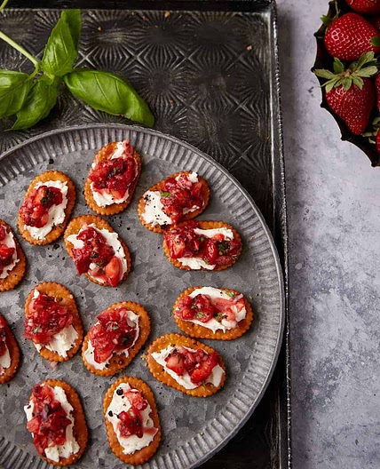 Strawberry Appetizers with Pretzel Crackers