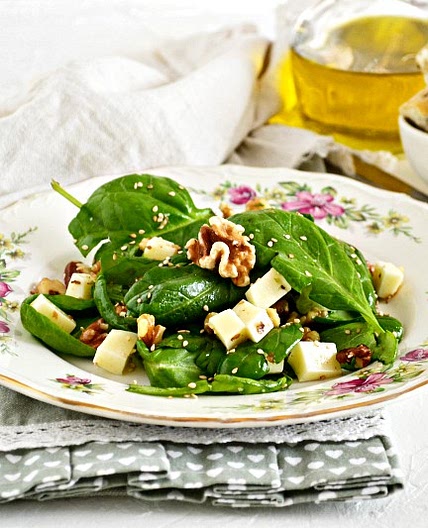 Insalata di spinaci freschi con noci e formaggio