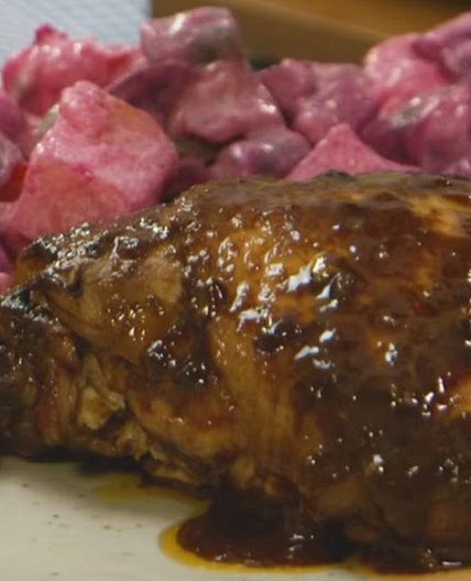 Pollo al horno con ensalada rusa: la receta tradicional VIDEO