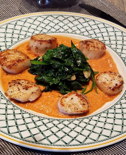 Scallops with red pepper sauce