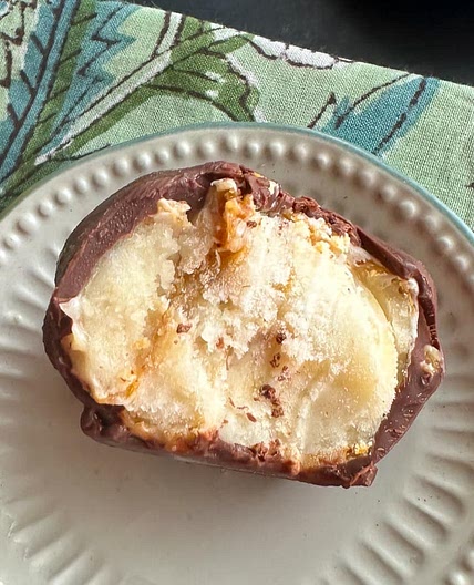 Low FODMAP Frozen Chocolate-Dipped Peanut Butter Banana Bites