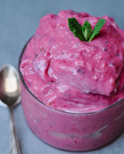Vegan raspberries, peaches and mint frozen yogurt (the perfect summer treat)