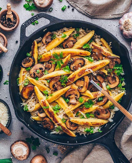 Vegane Schupfnudeln mit Sauerkraut und Pilzen
