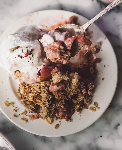 Rhubarb strawberry fruit crumble