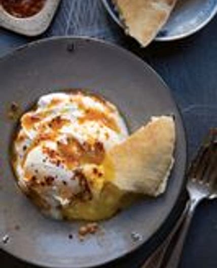 Turkish Poached Eggs in Yogurt (Cilbir)