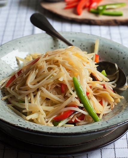 Spicy and sour potato sticks