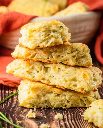 Fluffy Cheddar Chive Biscuits {No Buttermilk}