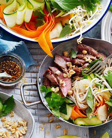 Noodle salad with ginger-rubbed beef